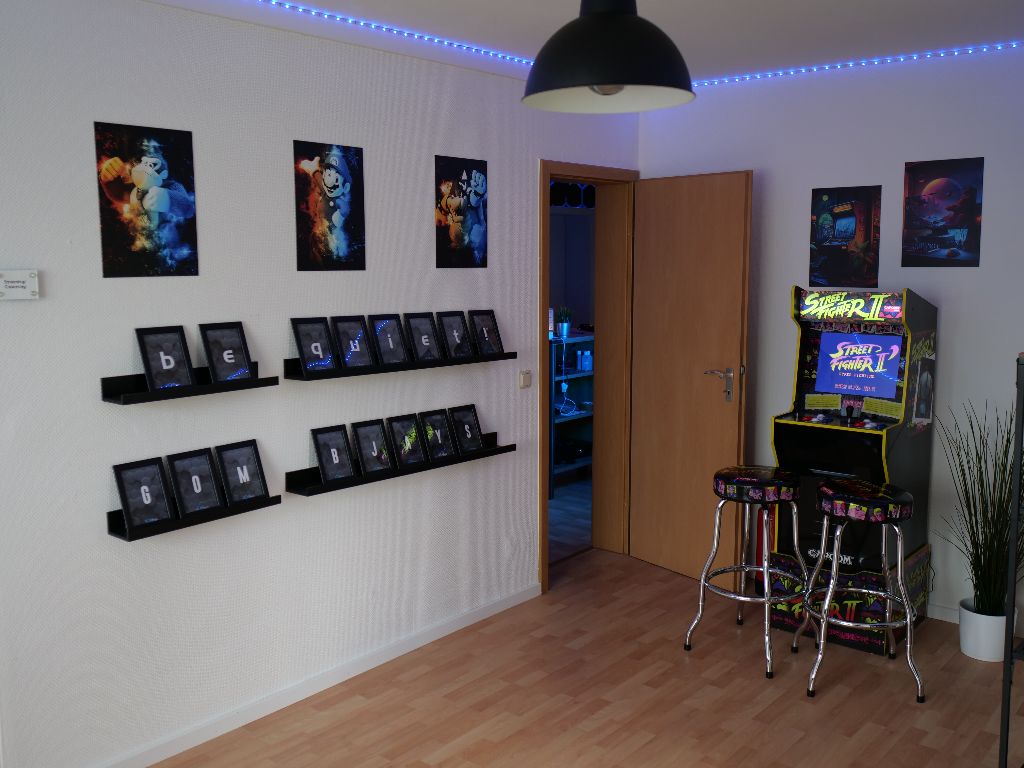 Freizeitbereich mit Retro-Arcade-Automat und Barhockern