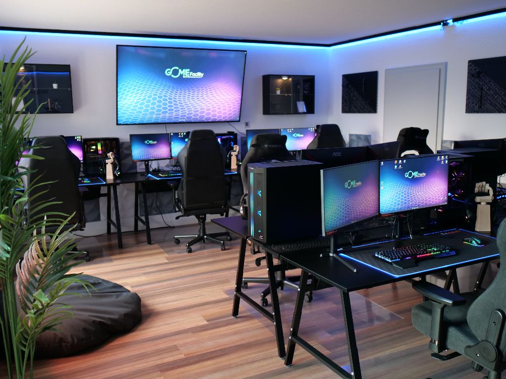 Gaming-Arena mit mehreren Stationen und großer Leinwand