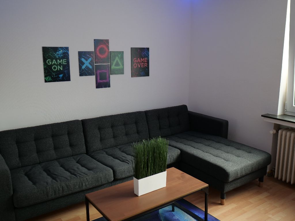 Lounge mit Sofa und Couchtisch
